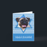 ダビデのハヌカー星 – Pug シーズンカード<br><div class="desc">ことわざハッピーハヌカーは、ダビデの星に囲まれた山鹿を着たこのパグ犬よりもおもしろいを高めることができる。このお洒落休日のデザインは、他の動物愛好家だけでなく、あなたの友人や家族を喜ばせるだろう。このデザインは100種類以上の犬種で利用可能。あなたもしは犬の品種を見ないもしか、このデザインで自分の犬が欲しいか、私だけ。このデザインのバージョンも自分の写真をにアップロードできる。</div>