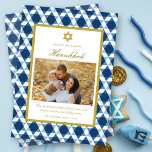 ダビデクラシックットパターンフレームのスターHanukkah写真 シーズンカード<br><div class="desc">ダビデモダンオ幾何学模様のダークブルーの星は、この1枚の写真ハヌカーコンテンポラリーホリデーカード。ダビデシンプルット金ゴールドのフェスティバルスターは、白い背景の内側の薄い金ゴールドの中でクラシックスクリプトの中で縁どのの挨拶の上に位置する。カードの背面には、前面と同じ幾何学的パターンが付いている。設計/オリジナルのアートワークby fat*fa*tin.独自の文字メッセージ、家族の名前、年、写真、またはイメージでパーソナライズする簡単。 www.zazzle.com/fat_fa_tin www.zazzle.com/color_therapy www.zazzle.com/fatfatin_blue_knot www.zazzle.com/fatfatin_red_knot www.zazzle.com/fatfatin_box www.zazzle.com/fatfatin_mini_me www.zazzle.com/fatfatin_design www.zazzle.com/fatfatin_ink</div>