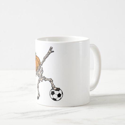 ダビングおもしろいパンプキンヘッドサッカーギフトアイディア コーヒーマグカップ (正面右)