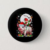 ダビングされたノームがサンタと一緒にクリスマスの色とりどりのライト 缶バッジ (正面)