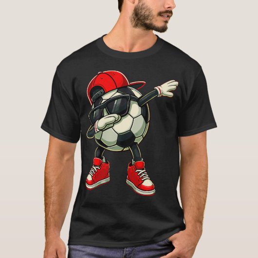 ダビングするサッカーボールが面白い選手 Tシャツ (正面)