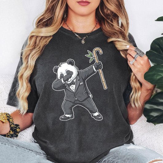 ダビングタキシードパンダと竹の棒 Tシャツ