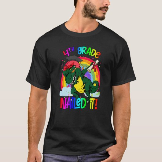ダビング4年生の恐竜レックス卒業I釘付け Tシャツ (正面)