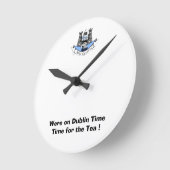 ダブリンの時間に戸棚に上がっていた ラウンド壁時計 (傾斜)