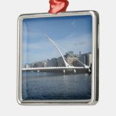ダブリンアイルランドの川のペンダント上の橋 メタルオーナメント (左)