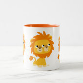 ダブルかわいい漫画ライオンを見る ツートーンマグカップ (中央)