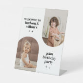 ダブルアーチフォトジョイント誕生日紙ナプキン 台座サイン (正面)