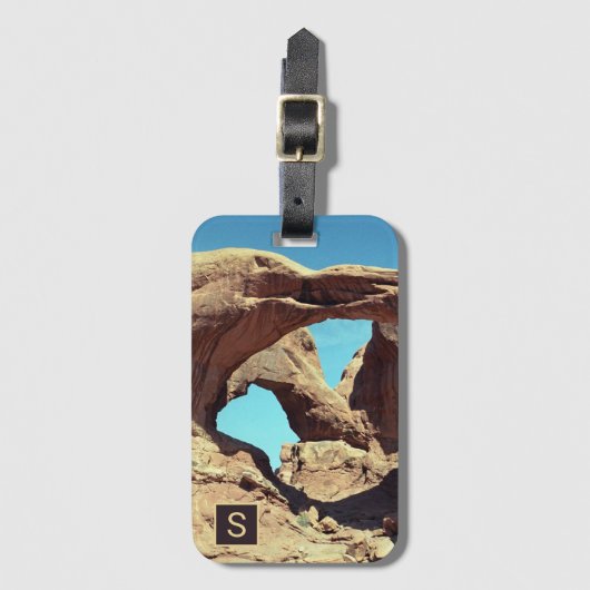 ダブルアーチ砂漠の写真とモノグラム ラゲッジタグ (正面縦)