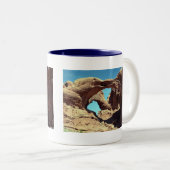 ダブルアーチ砂漠の風景の写真 ツートーンマグカップ (正面右)