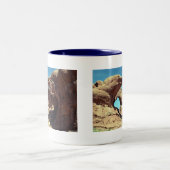 ダブルアーチ砂漠の風景の写真 ツートーンマグカップ (中央)