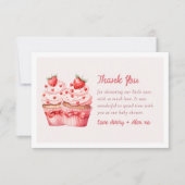 ダブルザラブピンクのカップケーキツインベビーシャワー サンキューカード (正面)