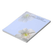 ダブルパーソナライズされたホワイトフラワー開花、ライトブルー ノートパッド (回転)