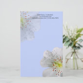 ダブルパーソナライズされたホワイトフラワー開花、ライトブルー 便箋 (スタンド正面)