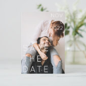 ダブルフォト モダン ボールド 薄いテキスト セーブザデート 招待状 (スタンド正面)