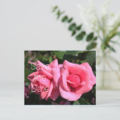 ダブルホットピンクのバラ花結婚式の日付を保存 案内ポストカード (スタンド正面)