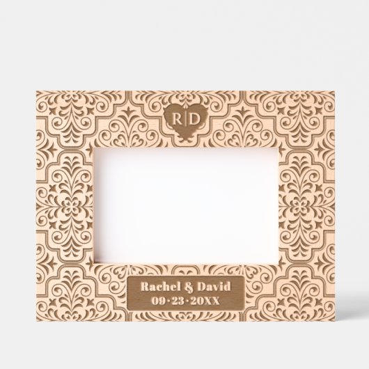 ダマスクのパターン名モノグラムとハート結婚の レーザー彫刻フレーム (正面)