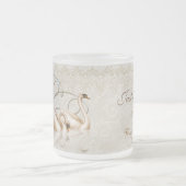 ダマスクエレガンス – たった今結婚しました フロストグラスマグカップ (中央)