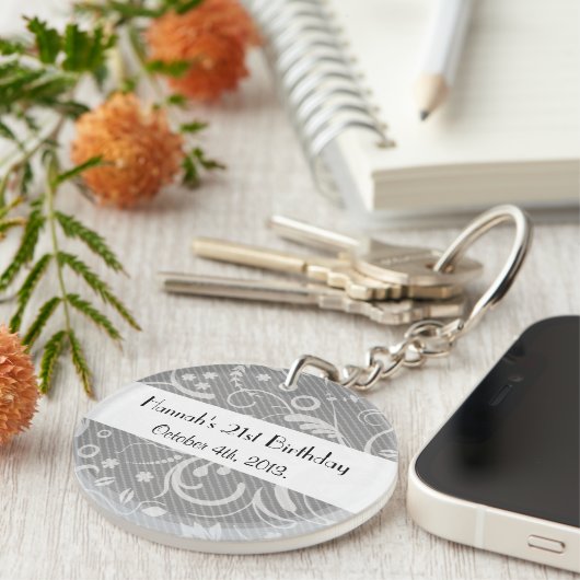 ダマスクパターン、グレーダマスク、誕生日パーティー キーホルダー (正面右)