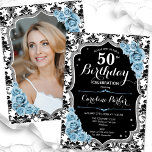 ダマスクブラックシルバーブルー王室のフォト50誕生日 招待状<br><div class="desc">エレガントフローラ50歳の誕生日の招待状とカードの後ろの写真。グラム白黒ほこりっぽい青デザインとフェイクグリッター銀。黒と白のダマスクパターン、ライトブルーバラ、スクリプトフォントと紙吹雪を備えている。大人スタイリッシュのお祝いパーティーに最適。独自の詳細でパーソナライズどんなカスタマイズ年でもいい！印刷されたZazzle招待状または即時ダウンロードのデジタル印刷可能なテンプレート。</div>