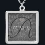 ダマスクモノグラム結婚の命日ネックレス シルバープレートネックレス<br><div class="desc">のKeepsake Wedding Party Necklaces – 背景色を変更するには結婚クリックカスタマイズ - edit最後のツールを選択し、表示された色の1つを選択するか、カスタムのウェディング色のRGB 16進コードを入力します。</div>