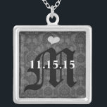 ダマスクモノグラム結婚の命日ネックレス シルバープレートネックレス<br><div class="desc">のKeepsake Wedding Party Necklaces – 背景色を変更するには結婚クリックカスタマイズ - edit最後のツールを選択し、表示された色の1つを選択するか、カスタムのウェディング色のRGB 16進コードを入力します。</div>