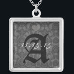 ダマスクモノグラム結婚の命日ネックレス シルバープレートネックレス<br><div class="desc">のKeepsake Wedding Party Necklaces – 背景色を変更するには結婚クリックカスタマイズ - edit最後のツールを選択し、表示された色の1つを選択するか、カスタムのウェディング色のRGB 16進コードを入力します。</div>