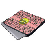 ダマスク宝石モノグラムピンクイエローブラック ラップトップスリーブ (正面下部)