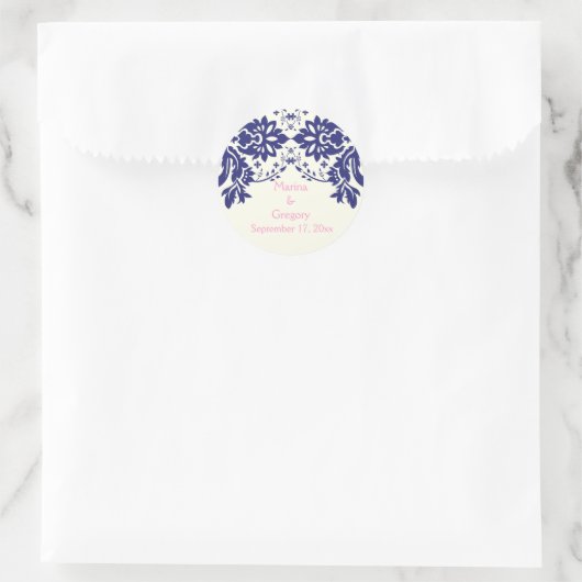 ダマスク海軍の青、ピンク、結婚式の日付を保存 ラウンドシール (バッグ)