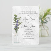 ダマスク織りの上にあるウェディング フローラル ブーケ 招待状 (スタンド正面)