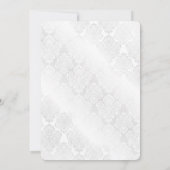 ダマスク織りの上にあるウェディング フローラル ブーケ 招待状 (裏面)