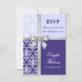 ダマスコシルバフェイクーリボンパープルウェディングRSVPカード 招待状 (正面)