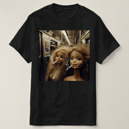 ダメージドール喫煙面白い人形の顔ミーム Tシャツ (デザイン正面)