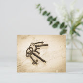 ダメージ加工されたアンティークのスケルトンキー（骨の鍵）が付いたキーリング ポストカード (スタンド正面)