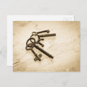 ダメージ加工されたアンティークのスケルトンキー（骨の鍵）が付いたキーリング ポストカード (正面/裏面)
