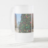 ダラスのクリスマスツリーの横に曇りガラス蜂 フロストグラスビールジョッキ (正面左)