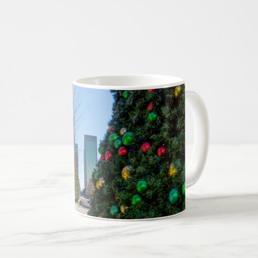 ダラスのクリスマスツリーの横に コーヒーマグカップ (正面右)