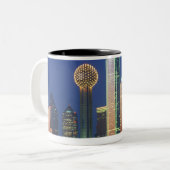 「ダラスの懇親会Towerの夜のTXのスカイライン ツートーンマグカップ (正面左)