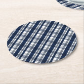 ダラススポーツファンネイビーブルーシルバープレイドストライプの ラウンドペーパーコースター (アングル)