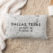 ダラスパーソナライズされたテキサス州マップ白黒&グレー ランバークッション (ブランケット)