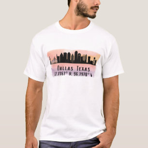 ダラスTXスカイライン緯度と経度 Tシャツ