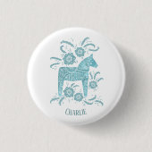 ダラホースティール(緑がかった色)スウェーデンフォークアート名前をカスタムする 缶バッジ (正面)