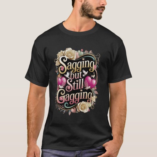 ダラリとした姿勢だけどまだまだ面白い ユーモアTシャツ 大人用 Tシャツ (正面)