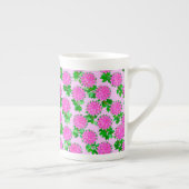 ダリアの花の深いピンク ボーンチャイナマグカップ (右)