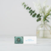 ダリアフラワーインティール（緑がかった色）アクアブルーデジタルアート スキニー名刺 (スタンド正面)