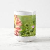 ダリア忙しと紫のアザミを持つミツバチ コーヒーマグカップ (中央)