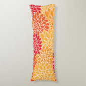 ダリア花、花のパターン、オレンジ色のダリア ボディピロー (正面縦)