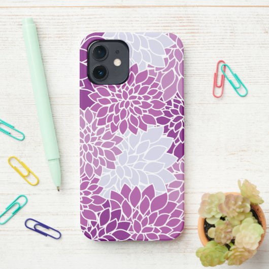 ダリア花、花のパターン、紫ダリア iPhoneケース (デスク上)