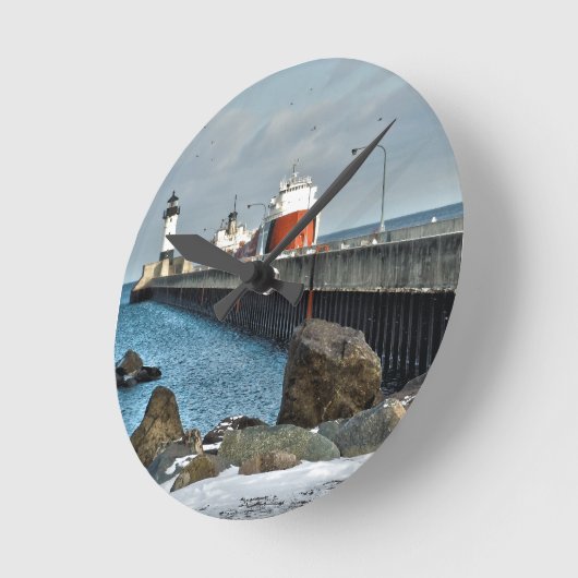 ダルス・ミネソタの灯台と船 ラウンド壁時計 (傾斜)