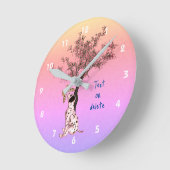 ダルマの子犬と蝶パーソナライズされた々 ラウンド壁時計 (傾斜)