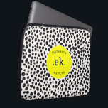 ダルマチアン犬の抽象芸術パターンホットピンクモノグラム ラップトップスリーブ<br><div class="desc">ダラ保護マス犬の抽象芸術パターンHot Pink Monogramラップトップスリーブとのスタイルであなたのラップトップ。黒と白のよくはしゃぐ斑点と熱いピンクのアクはっきりしたセントを備えたダルモダンマとダルマスのデザインを備え鮮やか、このスリーブはあなたの技術ギアにポップ・アートのの個性を追加する。touch用のモノグラムを使ってカスタムカスタマイズし素晴らし、愛犬家やノートパソコンのアクセサリーに追加したい人に贈り物しゃれているとしてもらう。このラップトップスリーブはお洒落、デザイン、耐久性、おもしろいの美学を兼ね備え保て、デバイスを安全でスタイリッシュ安心。</div>